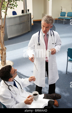 I medici in area di attesa Foto Stock