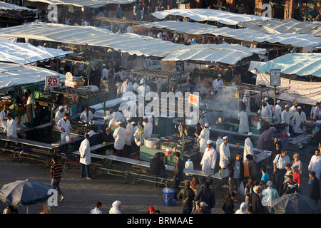 Marrakech: vista in elevazione su di una trafficata Djemaa el Fna Foto Stock