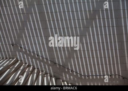 Ombre su una parete di scala nel centro di Jepson a Savannah in Georgia Foto Stock