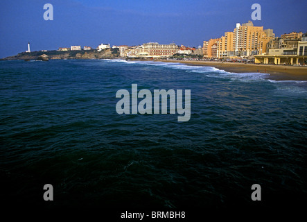 La Grande Plage beach con il casinò sulla destra del Paese basco francese città di Biarritz Francia Europa Foto Stock