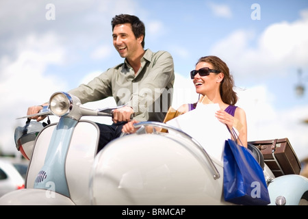 Giovane alla guida di una vespa Foto Stock