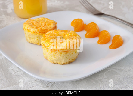 Piastra della colazione uovo e broccoli Muffin con formaggio su una piastra bianca Foto Stock