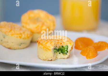 Piastra della colazione uovo e broccoli Muffin con formaggio su una piastra bianca Foto Stock