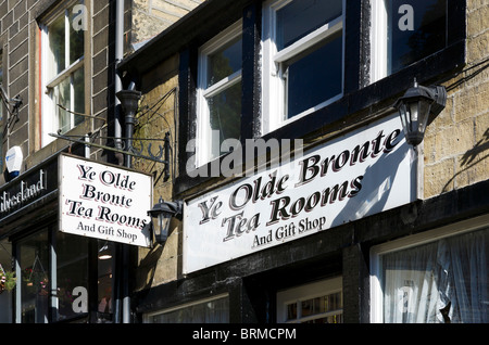 Ye Olde Bronte sale da tè sulla strada principale nel villaggio di Haworth, West Yorkshire, Inghilterra, Regno Unito Foto Stock