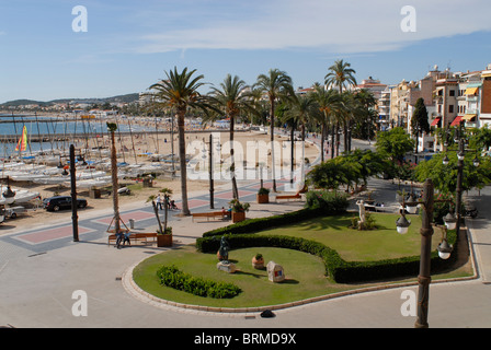 Spagna Costa Brava , bagno di mare Sitges a mare mediterraneo , il lungomare e la spiaggia Foto Stock