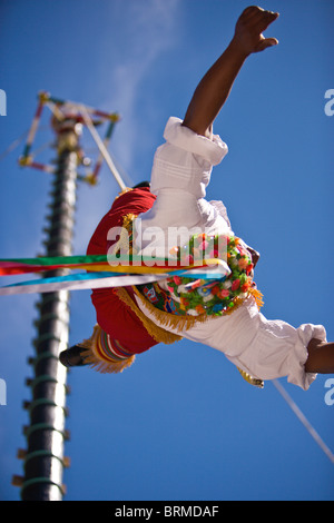 Gli interpreti di spettacolo folcloristico al teatro azteca, zona dorata, Mazatlan, Sinaloa Membro, Messico Foto Stock