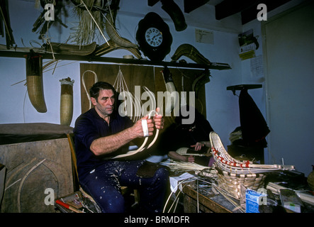 Basco francese uomo, uomo basco, artigiano, rendono le apparecchiature, jai alai, città di Ascain, Ascain, Paesi Baschi francesi, Francia Foto Stock