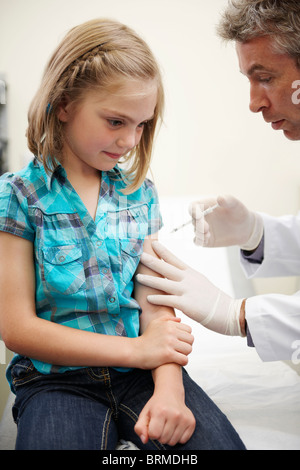 Medico ubicazione sulla scrivania in chirurgia Foto Stock