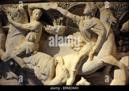 Dettaglio di cavalieri sul sarcofago Sidamara da Ambararasi del periodo romano nel Museo Archeologico di Istanbul Foto Stock