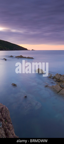 Pre alba candelette su Talland Bay, Sud della Cornovaglia, Inghilterra. Per il periodo estivo (Giugno 2010). Foto Stock