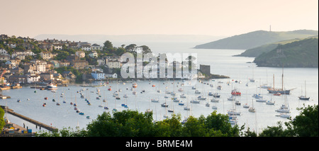 Guardando attraverso Fowey estuario per Polruan da Hall a piedi sopra Bodinnick, Cornwall, Inghilterra. Per il periodo estivo (Giugno 2010). Foto Stock