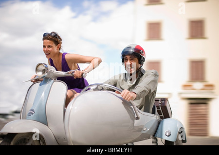 Giovane alla guida di una vespa Foto Stock