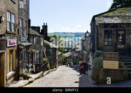 La strada principale del villaggio di Haworth, West Yorkshire, Inghilterra, Regno Unito Foto Stock