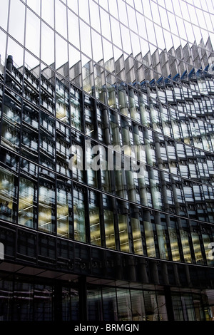 Riflessioni nelle finestre del Willis edificio nella città di Londra Foto Stock