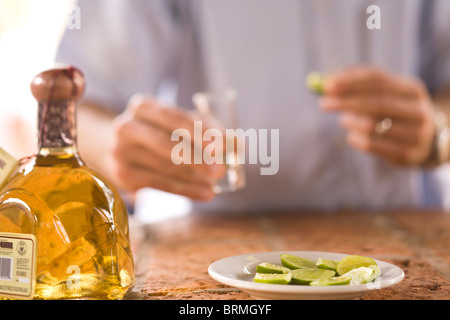 Gli uomini di bere, Los Osuna, Tequila Farm & Distilleria (dal 1876) La Noria vicino a Mazatlan, Sinaloa Membro, Messico Foto Stock