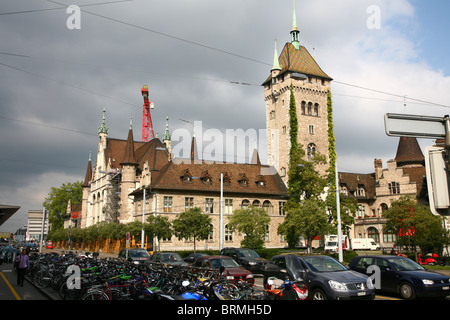 Viste di Zurich Svizzera, Museo nazionale svizzero dirige anche la stazione ferroviaria Foto Stock