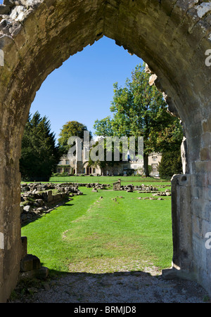 Vista attraverso un arco tra le rovine di Bolton Priory, Bolton Abbey, Wharfedale, Yorkshire Dales, North Yorkshire, Inghilterra, Regno Unito Foto Stock