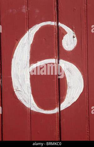Il numero 6, bianco su schede di rosso Foto Stock