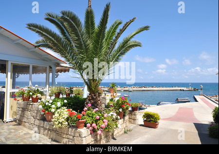 Vista verso il mare e il porto di Panormo, Creta, Grecia Foto Stock