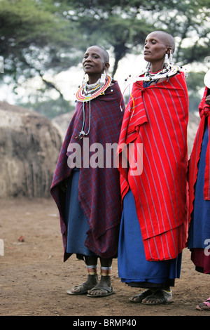 Le donne Masai che cercando vestiti eleganti nel loro tradizionale rosso brillante shukas Foto Stock