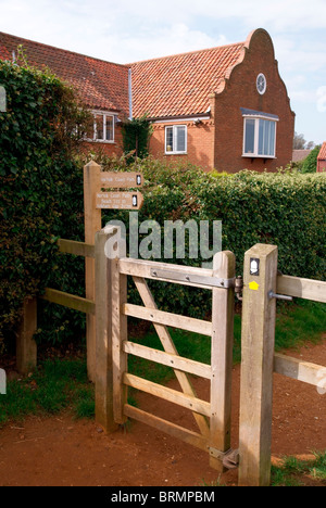 Il Norfolk Coast Path a Burnham Overy Staithe Foto Stock