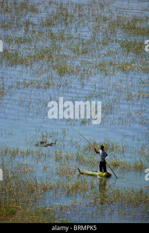 Fisherman su un tradizionale di papiro in zattera sul lago Awassa Foto Stock