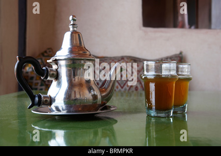 Marrakech: tradizionale tè alla menta fresca e teiera in argento Foto Stock