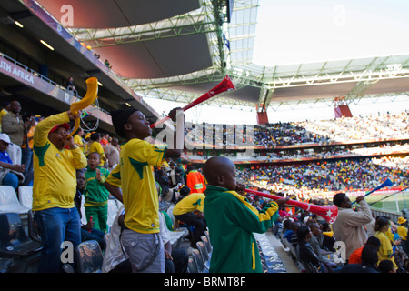 I tifosi di calcio vuvuzelas di soffiaggio e una kuduzela al 2010 Coppa del mondo nella partita tra Cote de Avorio e Ghana Foto Stock