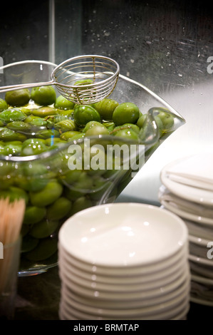 Una tazza di olive verdi Foto Stock