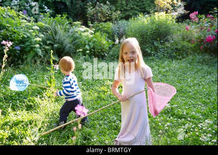 Fratello e Sorella con reti a farfalla Foto Stock