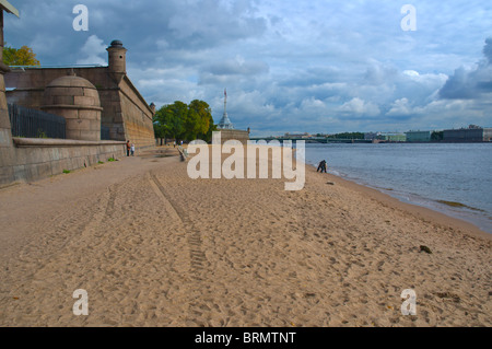 Spiaggia presso la fortezza di Pietro e Paolo Zayachy isola San Pietroburgo Russia Europa Foto Stock