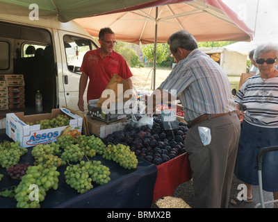 Vouliagmeni Atene Grecia Sabato mercato uomo acquistare frutta Foto Stock