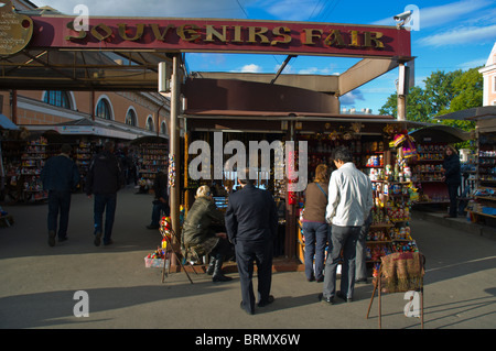 Mercato di souvenir a ploshchad Konyushennaya piazza centrale di San Pietroburgo Russia Europa Foto Stock