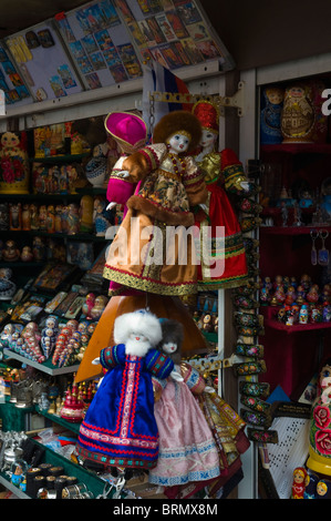 Negozio di souvenir presso il souvenir mercato mercato a ploshchad Konyushennaya piazza centrale di San Pietroburgo Russia Europa Foto Stock