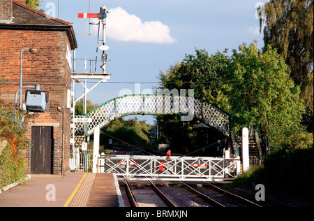 Brundall stazione ferroviaria, passaggio a livello e cavalcavia Foto Stock