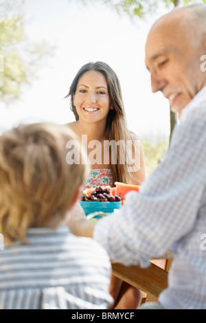 Multi-generazionale picnic in famiglia Foto Stock