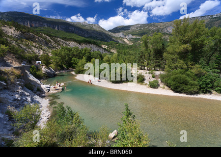 La gente la balneazione nel fiume Verdon a Taloire, Provenza, Francia Foto Stock