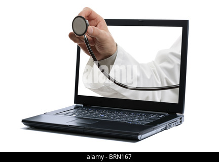 I medici mano azienda uno stetoscopio attraverso uno schermo portatile verso un paziente Foto Stock