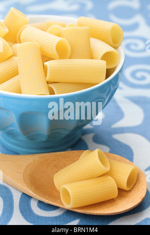 Primo piano italiano di pasta grezza su blu Foto Stock