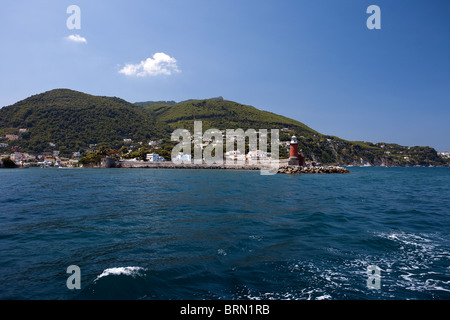 L'Italia, il golfo di Napoli, campania, sull'isola di Ischia. Ischia Ponte e il Castello Aragonese, il centro storico di Ischia Foto Stock