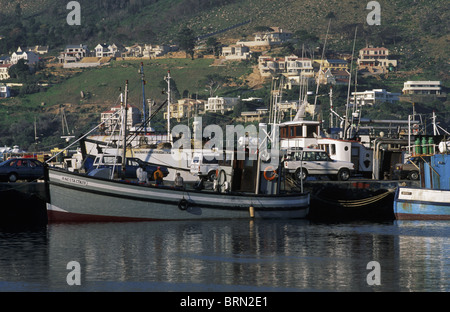 Un peschereccio ormeggiato contro la banchina in Hout Bay Harbor Foto Stock