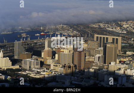 Il centro di Città del Capo visto dalla collina di segnale che mostra il porto strade di accesso principali (De Waal Drive) e la nebbia oltre mare ca. 2001 Foto Stock