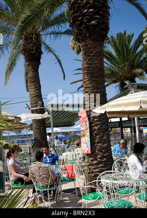 Cafe sul lungomare di Funchal - Madera Foto Stock