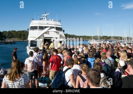 Traghetto traghetti a Stoccolma gli arcipelaghi delle isole Arcipelago isola sperando passeggeri passeggeri turisti turismo sandhamn ride sw Foto Stock