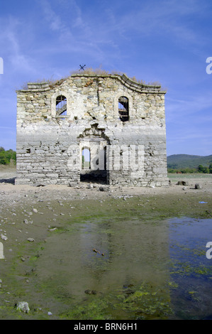 Chiesa Ortodossa che la primavera meteo rimane sotto l'acqua del lago. Foto Stock