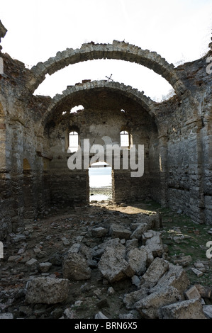 Chiesa Ortodossa che la primavera meteo rimane sotto l'acqua del lago. Foto Stock