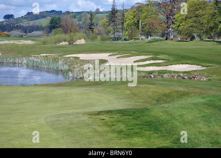 Vista di alcune trappole di sabbia su un campo da golf Foto Stock