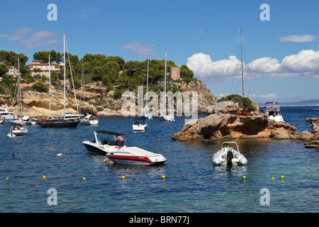 L'ESP Spagna Baleari Maiorca Portals Vells bay barca rock water sea cloud blu cielo idyl idilliaco ancoraggio ancoraggio sun estate Foto Stock