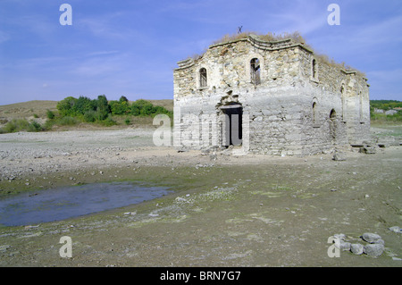 Chiesa Ortodossa che la primavera meteo rimane sotto l'acqua del lago. Foto Stock