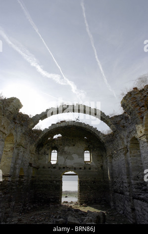 Chiesa Ortodossa che la primavera meteo rimane sotto l'acqua del lago. Foto Stock